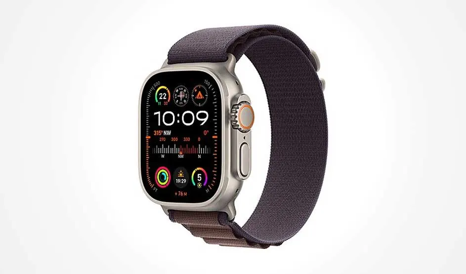 Une montre connectée moderne avec bracelet en tissu affiche un écran sportif coloré sur un fond clair et uni.