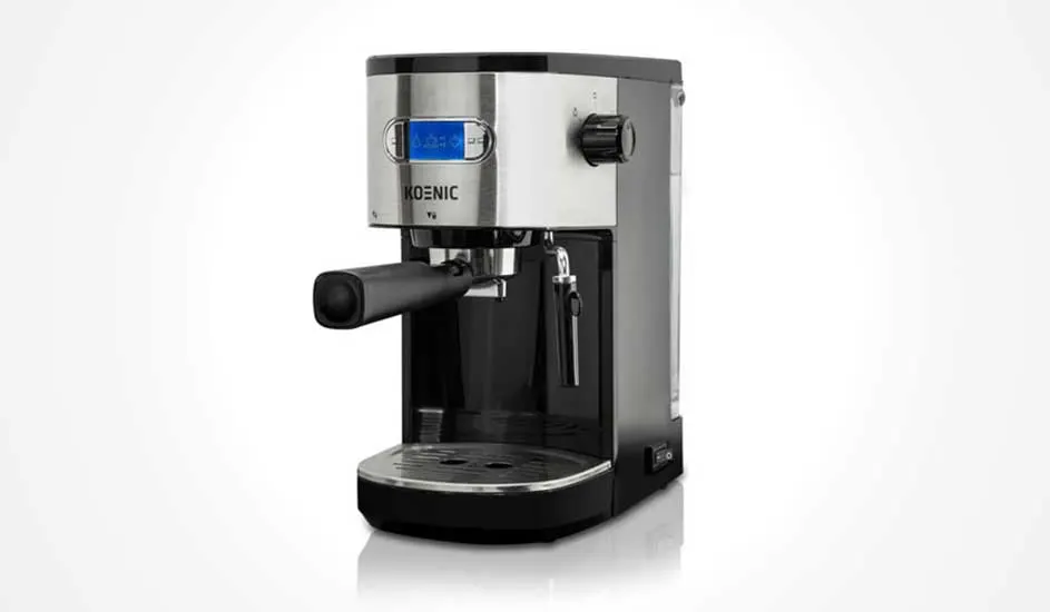 Machine à café argentée et noire, avec un écran bleu et un bouton rotatif, sur fond blanc.