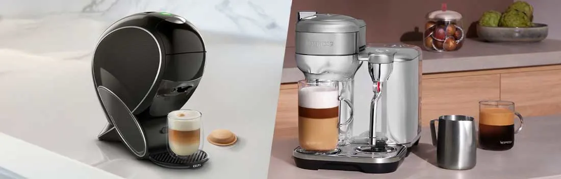 À gauche, une machine à café noire avec latte et biscuit; à droite, un appareil argenté avec pot à lait, tasses et café.