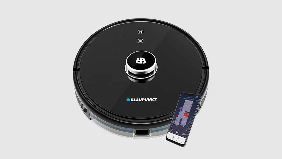 Aspirateur robot rond noir avec commandes, logo Blaupunkt et smartphone affichant un plan d'étage sur fond gris.