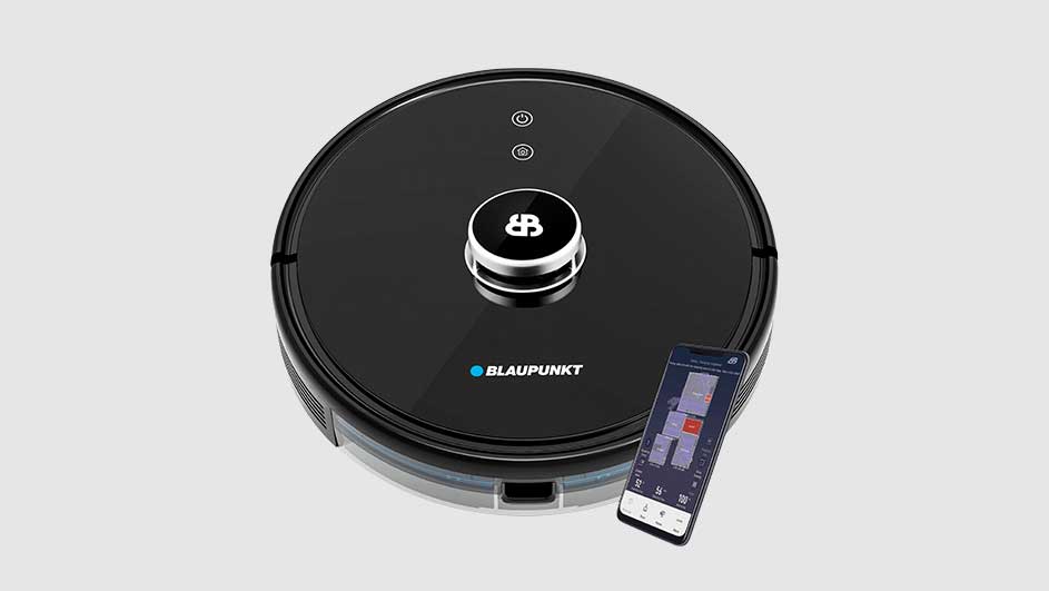 Een zwarte robotstofzuiger van Blaupunkt naast een smartphone op een grijze achtergrond.