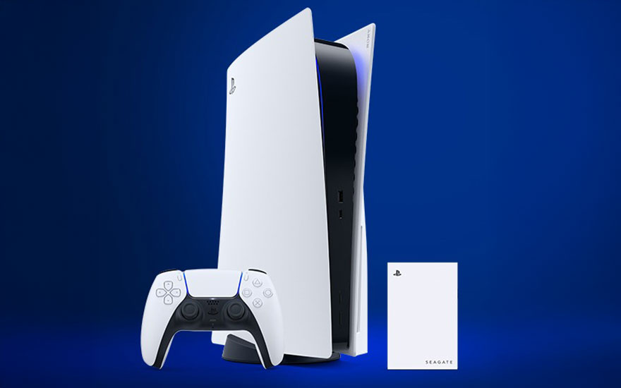 Een PS5 staat rechtop met een witte DualSense-controller en een Seagate externe harde schijf op een blauwe achtergrond.