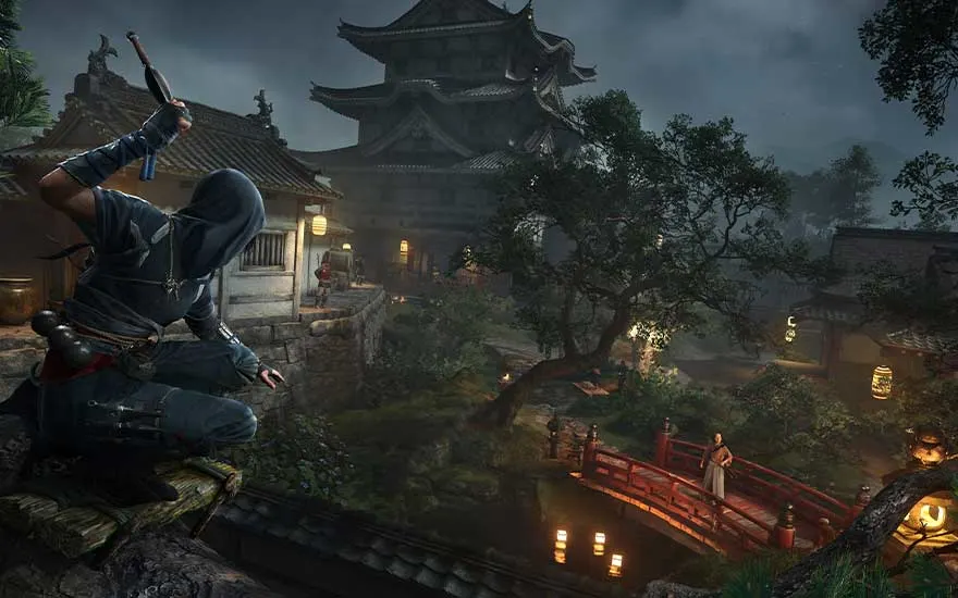 Un assassin en bleu accroupi sur un mur de pierre, tenant un couteau. À l'arrière-plan, un paysage urbain asiatique sombre avec des arbres.