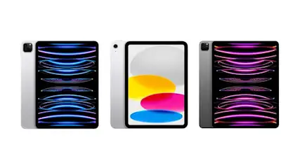 Trois tablettes tactiles : argentée avec écran bleu, argentée avec écran coloré, grise avec écran rose.