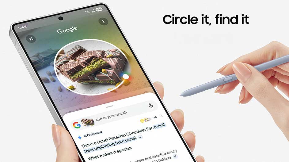 Téléphone affichant une recherche Google pour une pâtisserie, avec un stylet bleu pointant vers l'écran.