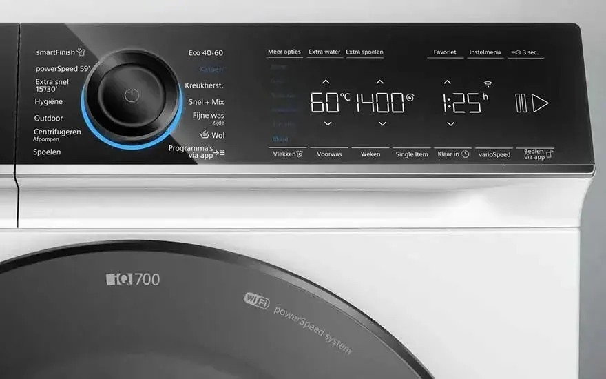 Een Siemens iQ700 wasmachine toont het digitale display met programma’s, temperatuur, centrifugesnelheid en tijd. Moderne bediening met WiFi.