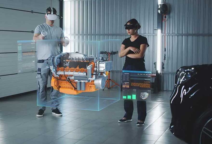 In een garage staat een oranje motorblok tussen twee schermen met data, bekeken door mensen met VR-brillen.