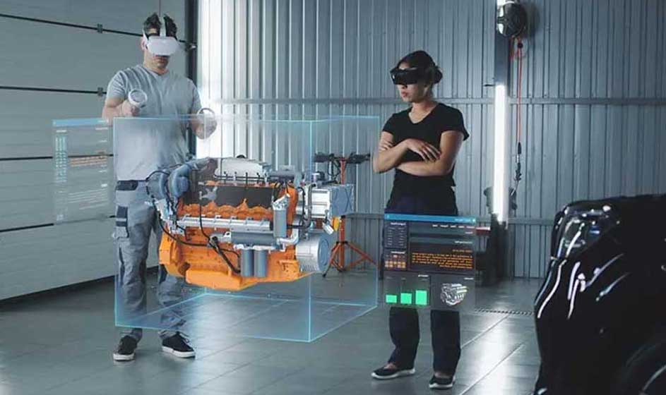 In een garage staat een oranje motorblok tussen twee schermen met data, bekeken door mensen met VR-brillen.