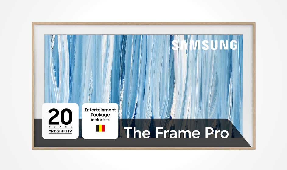 Een Samsung The Frame Pro-tv met lichte houten lijst toont blauwe kunststrepen, een cadeaukaartlabel en een Belgisch entertainmentpakket.
