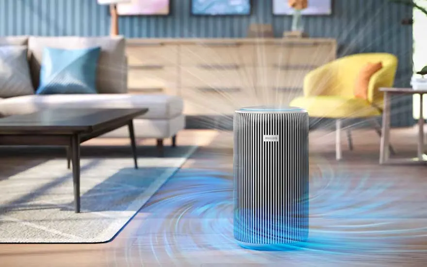 Een cilindervormige luchtreiniger staat centraal in een moderne woonkamer, met blauwe luchtstromen die zuivere circulatie tonen.