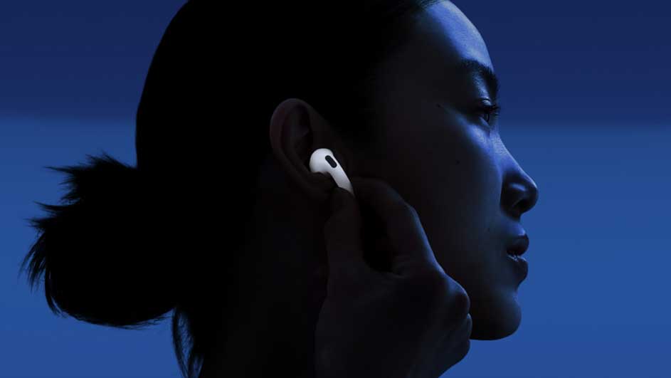 Profil bleu d'une personne portant un écouteur blanc. La main ajuste l'écouteur. Fond bleu uni.