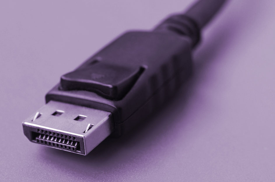 Een close-up van een zwarte DisplayPort-kabel op een paarse achtergrond, met de connector gericht naar de kijker.