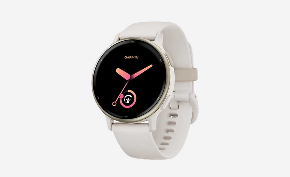 Montre Garmin blanche avec cadran noir, aiguilles rose-pêche et bracelet en silicone sur fond blanc.