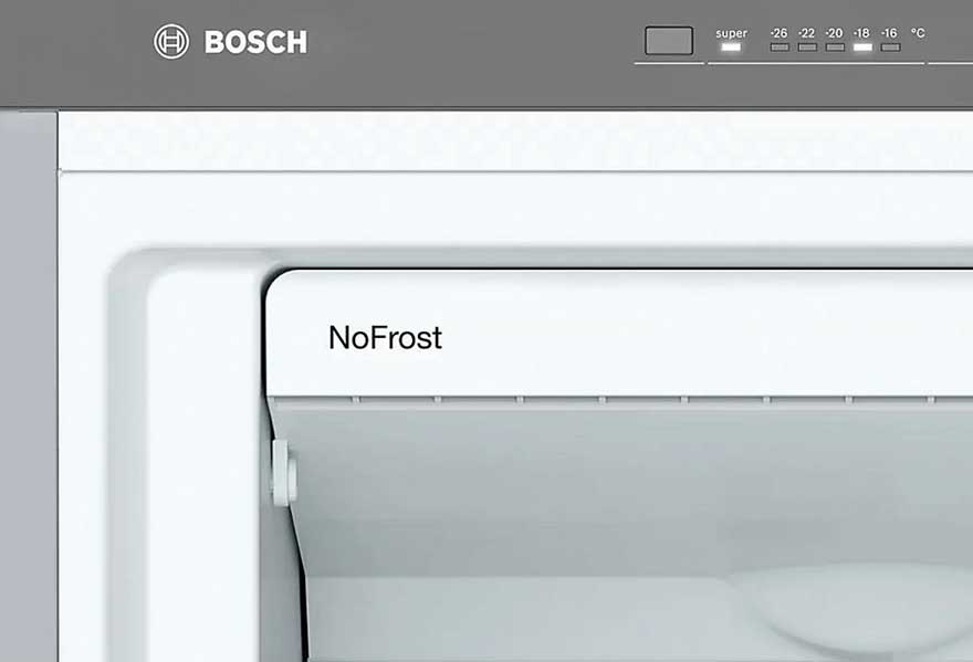 Gros plan d'un congélateur Bosch blanc avec l'inscription "NoFrost". Le panneau supérieur indique la température.