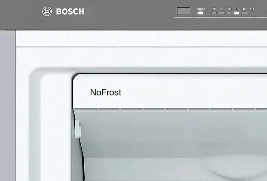 Gros plan d'un congélateur Bosch blanc avec l'inscription "NoFrost". Le panneau supérieur indique la température.