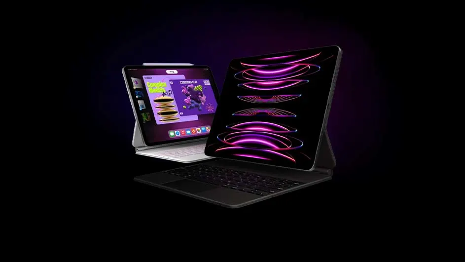 Twee iPads met toetsenborden op zwarte achtergrond. Eén toont een paarse abstractie, de ander een menu met apps.