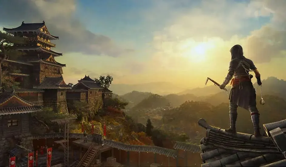 Un assassin masqué se tient sur un toit avec vue sur un château japonais traditionnel au coucher du soleil aux teintes dorées.