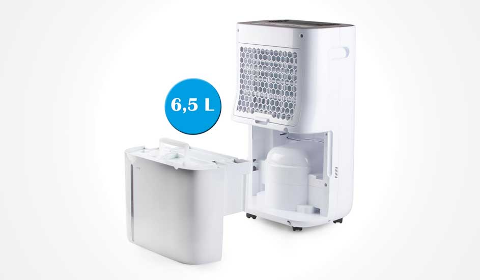 Un déshumidificateur blanc avec réservoir d’eau amovible de 6,5 litres et filtre en nid d’abeille à l’arrière, adapté aux grandes pièces.