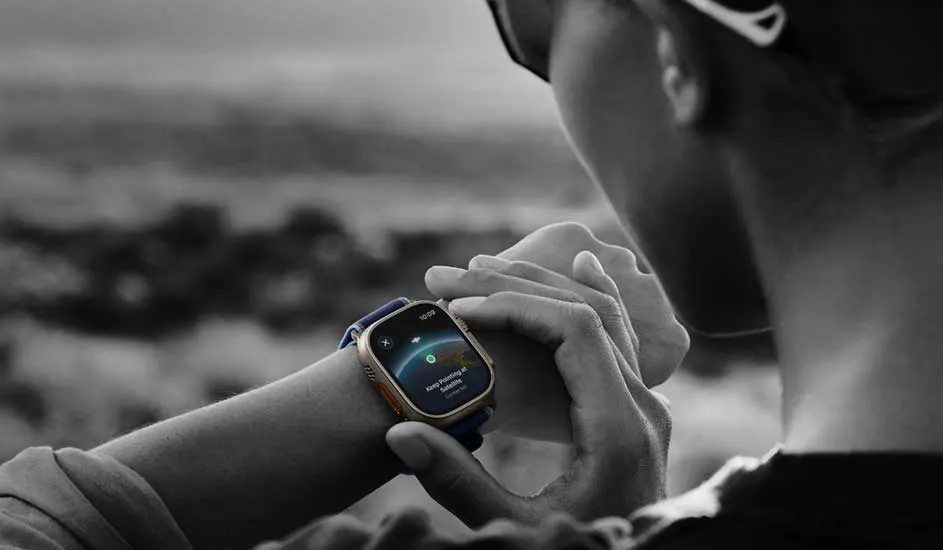 Een hand desinfecteert zichzelf met blauwe handgel uit een pompje tegen een vage achtergrond.