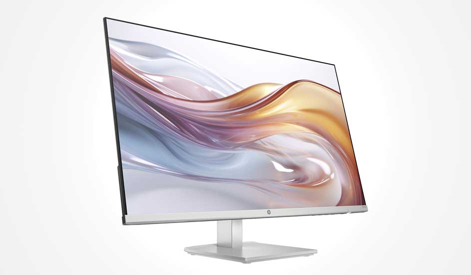 Slank HP-scherm met ultradunne rand toont golvende zilver-gouden lijnen op lichte achtergrond, op een moderne witte standaard.