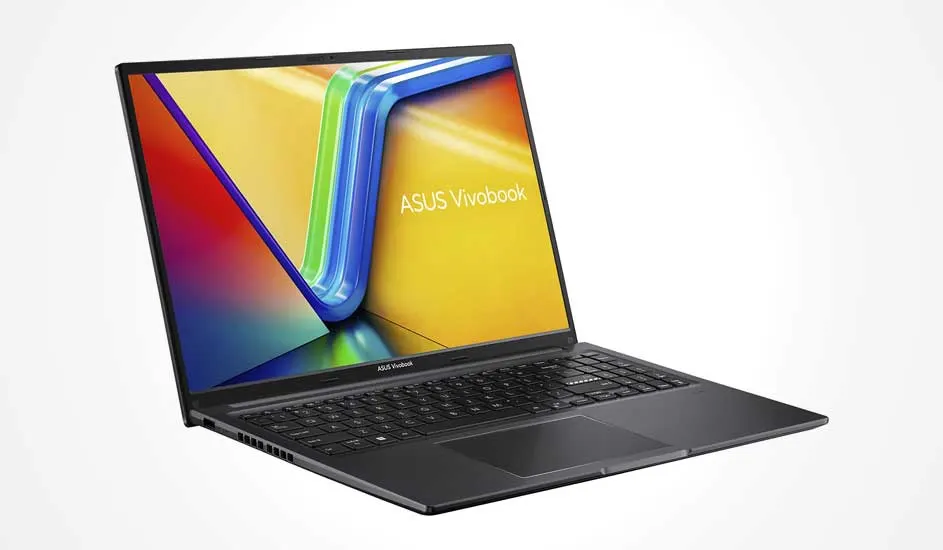 Un ordinateur portable ASUS Vivobook noir, écran coloré, grand clavier et bord fin, est ouvert sur un fond blanc.