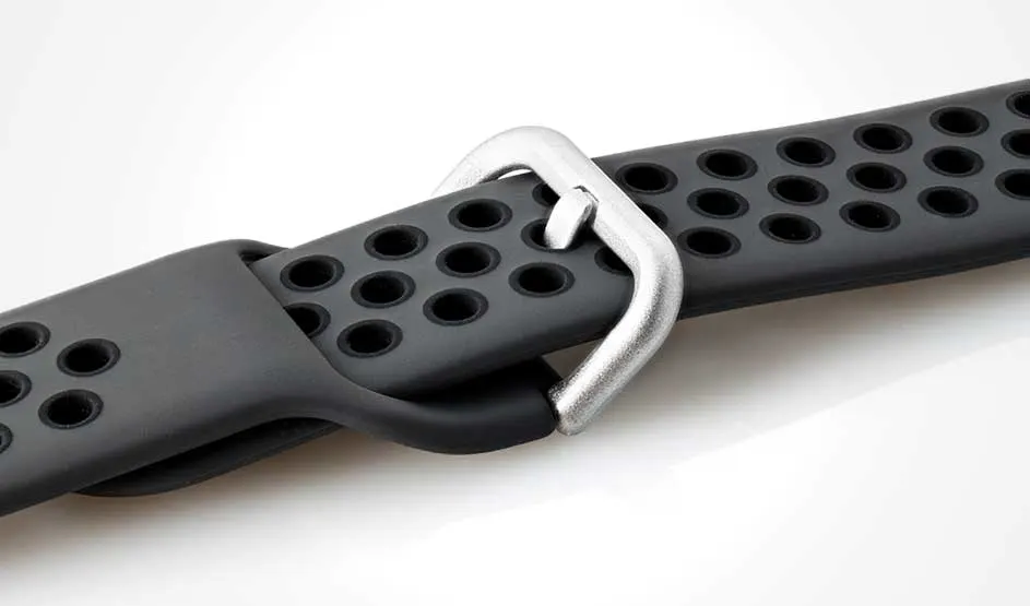 Un bracelet de montre noir en silicone perforé avec une boucle argentée, en gros plan sur fond blanc.