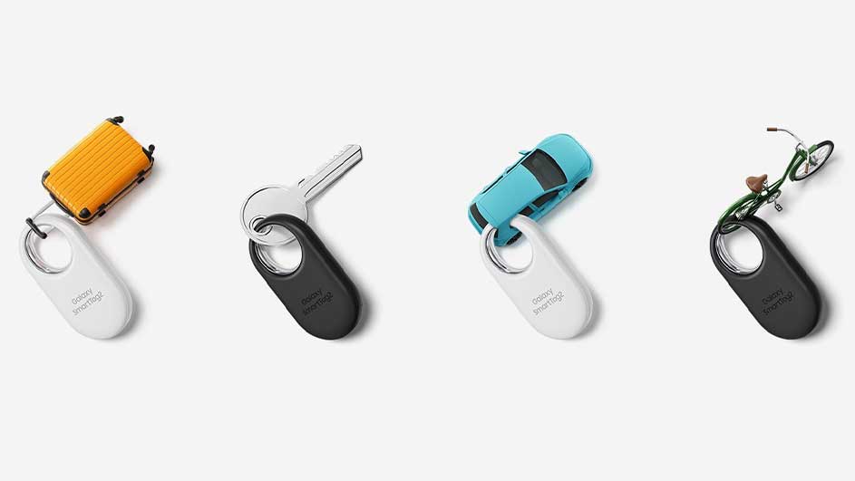 Quatre porte-clés avec une valise jaune, une clé argentée, une voiture bleue et un vélo vert sur fond blanc.