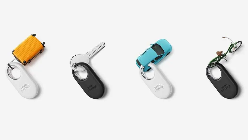 Vier sleutelhangers met een koffer, sleutel, auto en fiets aan een witte of zwarte tag tegen een witte achtergrond.