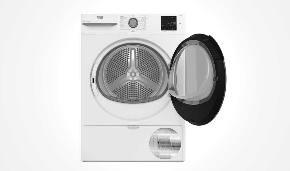 Un sèche-linge blanc Beko avec porte ronde ouverte et écran digital est posé sur fond clair, la marque Beko est bien visible en haut à gauche.