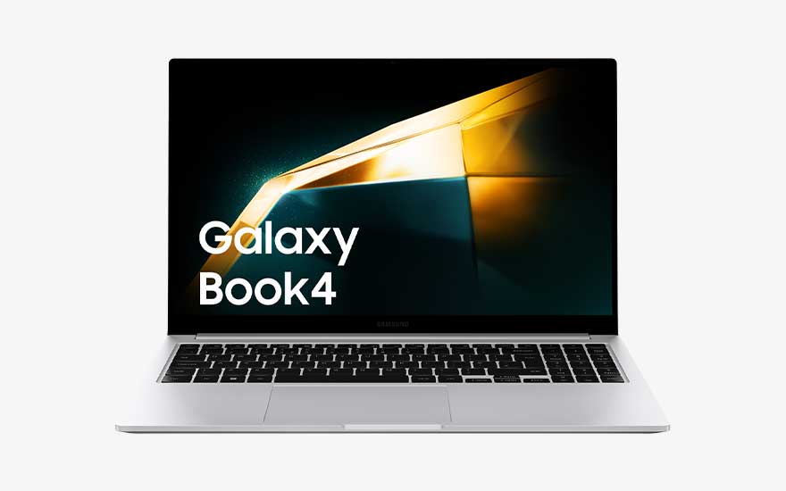 Un ordinateur portable Samsung Galaxy Book4 argenté est ouvert sur fond blanc ; son écran montre des formes dorées et le nom du produit.