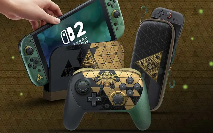 Een groene Nintendo Switch 2, een controller en een beschermhoes liggen samen afgebeeld. Gouden Triforce-motieven versieren elk accessoire.