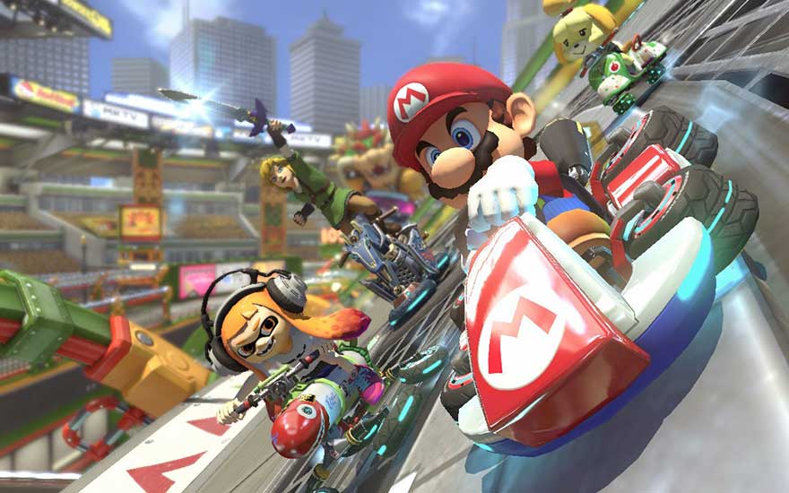 Mario en andere bekende figuren racen op karts over een futuristisch circuit in de stad, vol actie en kleur.
