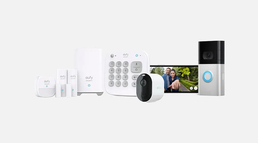 Divers appareils de sécurité blancs sur fond blanc, dont un clavier, une caméra, un capteur et une sonnette vidéo.