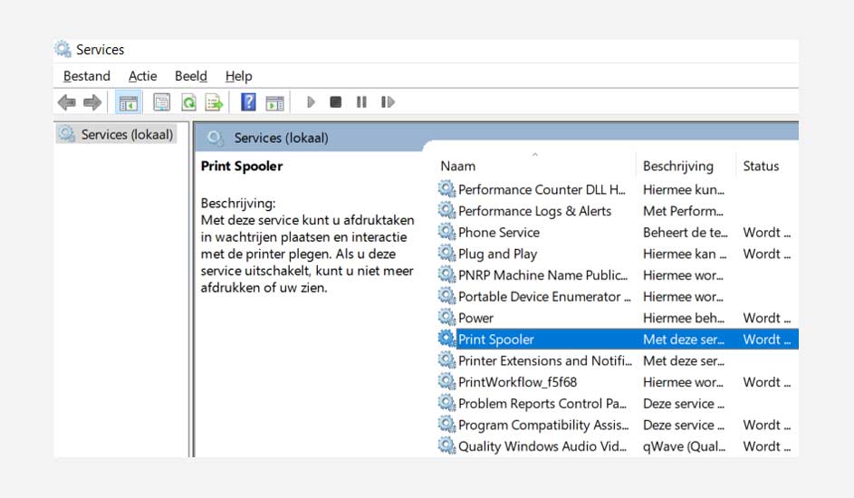 Een lichtblauwe interface toont 'Services (lokaal)' met 'Print Spooler' geselecteerd, naast een beschrijving van de service.