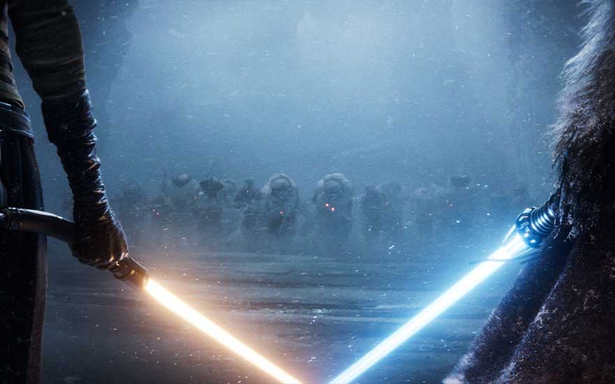 Deux sabres laser croisés, un jaune et un bleu, devant une foule dans un décor bleu brumeux.