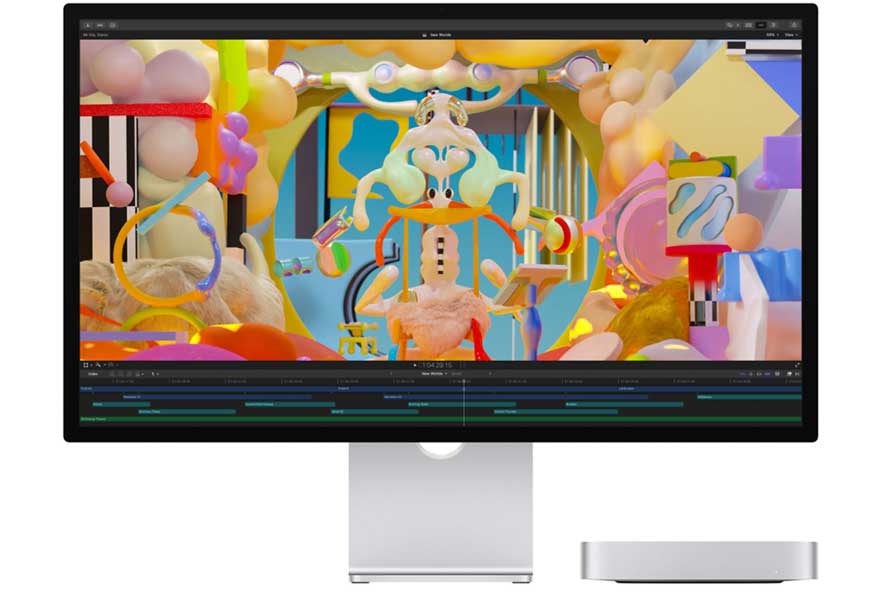 Een zwarte monitor toont een kleurrijke animatie op een zilverkleurige standaard, naast een zilverkleurige Mac Mini.