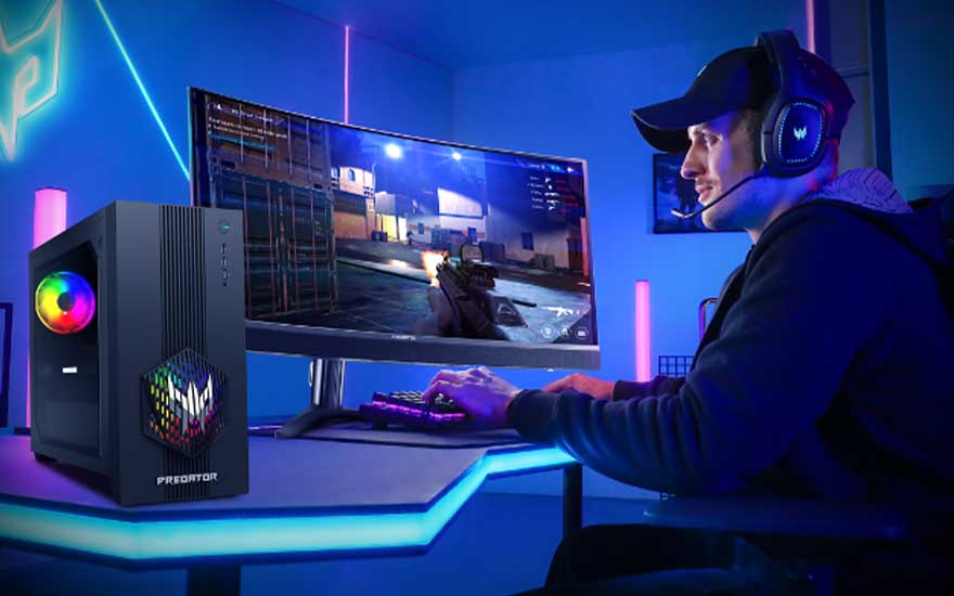 Een gamer met headset speelt een actiespel op een groot scherm, naast een verlichte Predator-pc in een futuristische blauwe kamer.