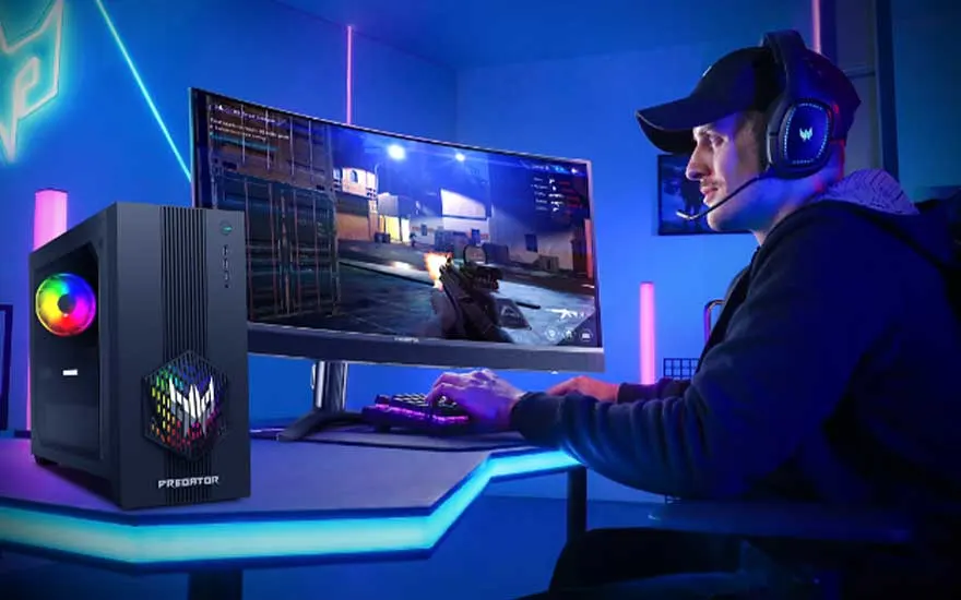 Een gamer met headset speelt een actiespel op een groot scherm, naast een verlichte Predator-pc in een futuristische blauwe kamer.