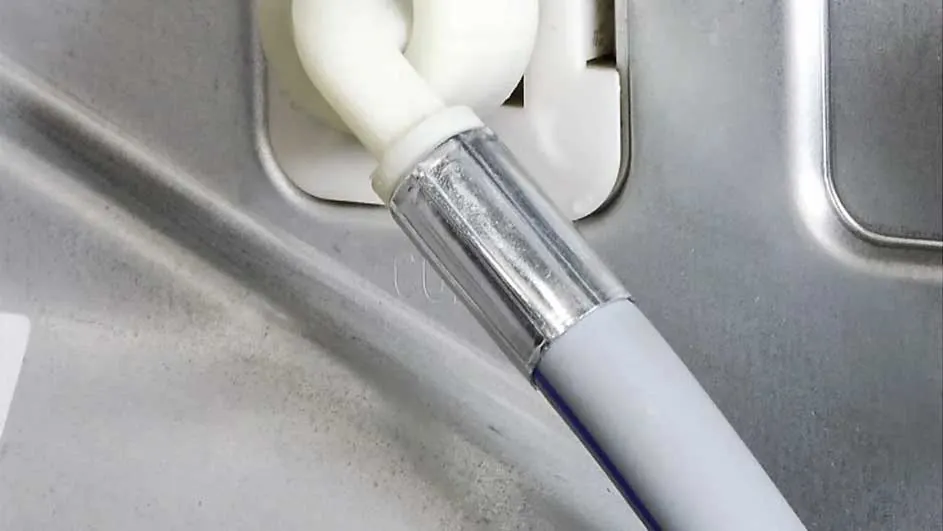 Een close-up van een witte slang met een zilveren klem tegen een metalen achtergrond.