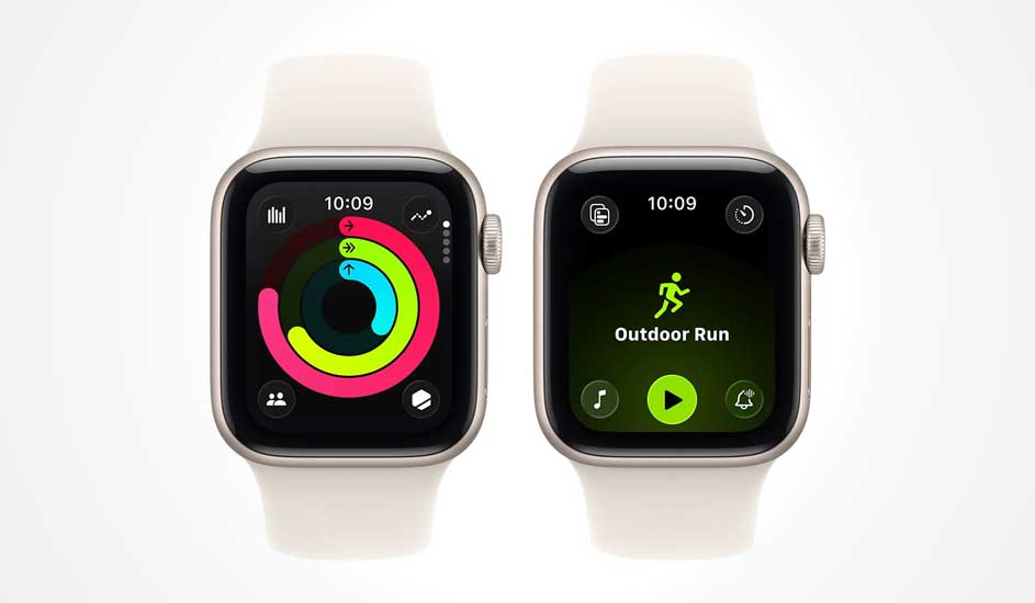 Deux montres Apple au bracelet blanc affichent des anneaux d’activité colorés et un écran d’entraînement extérieur avec bouton démarrer.