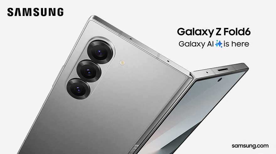 Un smartphone Samsung argenté ouvert, montrant trois objectifs de caméra à l'arrière et un écran visible.