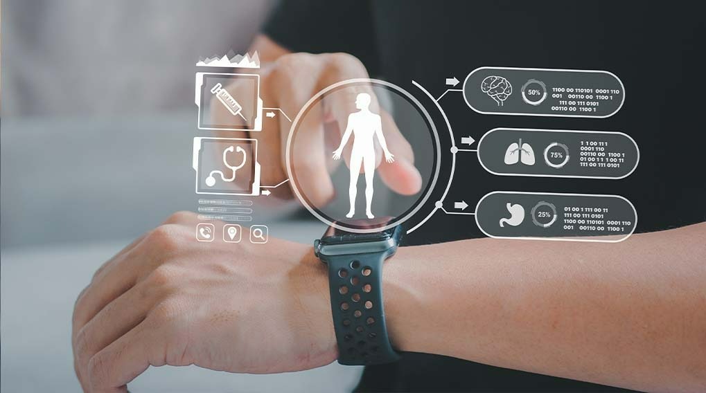 Une personne porte une montre connectée affichant des données de santé, telles que le cerveau, les poumons et l'estomac.