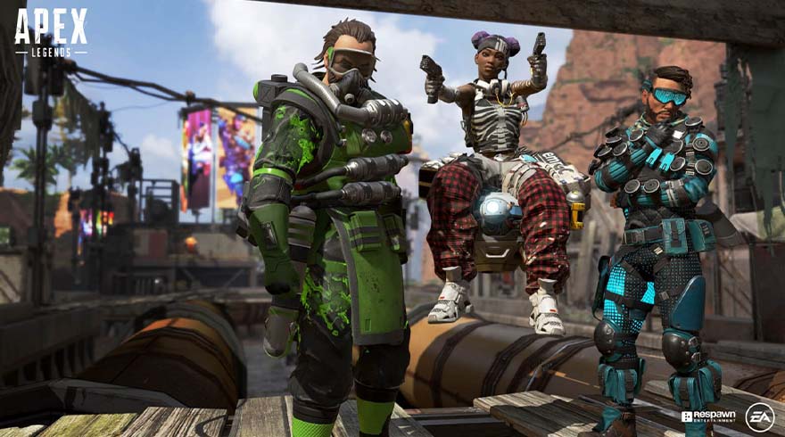 Trois personnages d'Apex Legends sur des barils en bois. L'un porte un masque à gaz vert, un autre une tenue squelettique et le dernier une armure bleue.