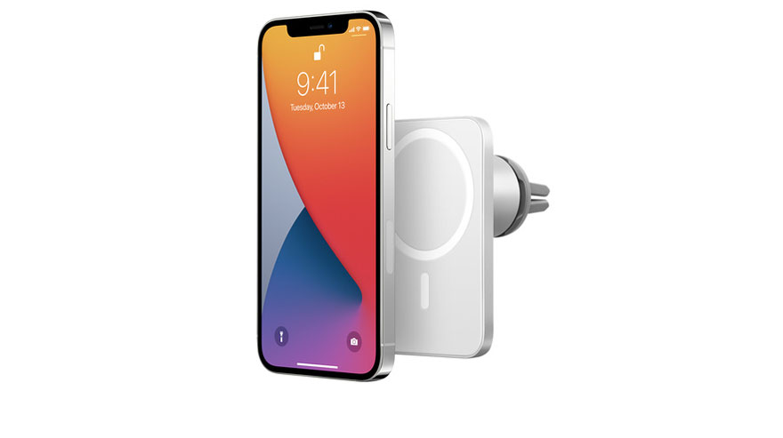 Zilverkleurige smartphone met oranje, rode en blauwe achtergrond. Een witte draadloze oplader zit aan de telefoon vast.