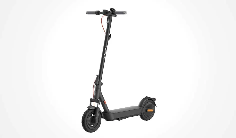 Une trottinette électrique noire Xiaomi avec pneus épais, accents orange et logo Xiaomi visible sur la colonne de direction, sur fond blanc.