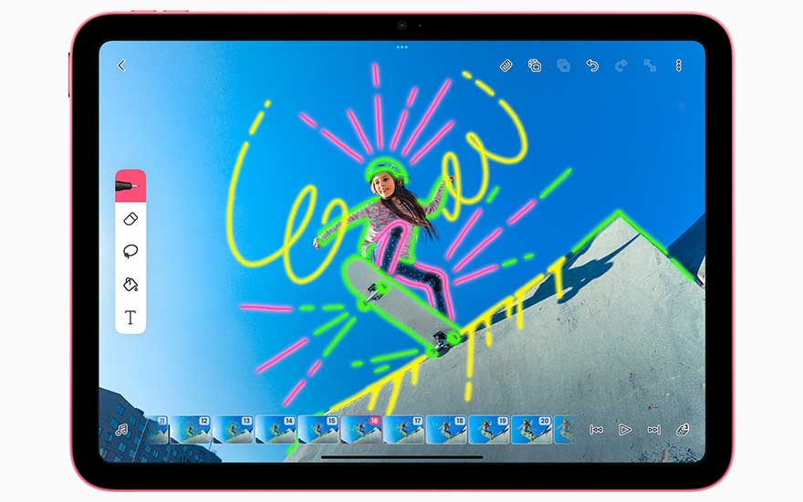 Un iPad rose affiche un logiciel de montage avec une skateuse en plein saut, des dessins vifs et une frise en bas de l’écran.