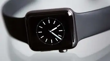 Une montre intelligente noire affiche 10h10 sur un cadran noir avec des marqueurs blancs, le tout sur un fond blanc.