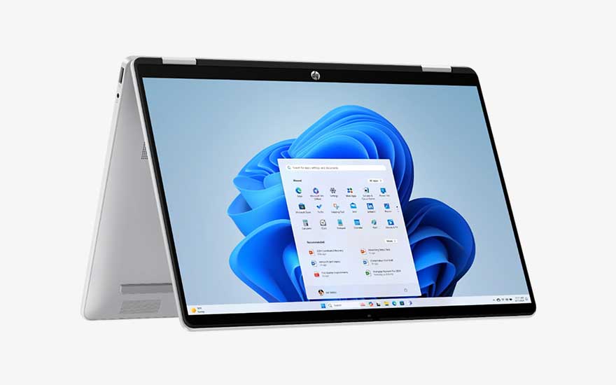 Un ordinateur HP convertible argenté est en mode tente sur fond blanc et affiche le bureau 