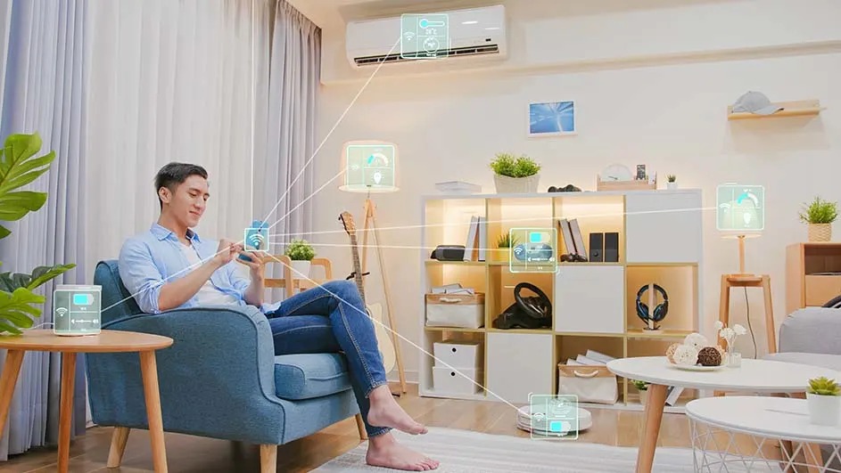 Een woonkamer met een blauwe stoel, houten tafels en een witte kast. Apparaten zijn verbonden via een smart home systeem.