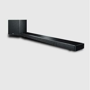 Barre de son noire avec caisson de basses sur fond blanc, offrant un son puissant.